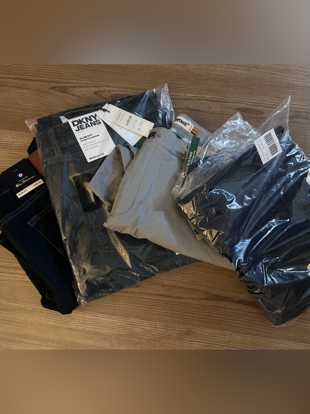 Men’s chinos (2) and jeans (2) size 40x32… never worn!!